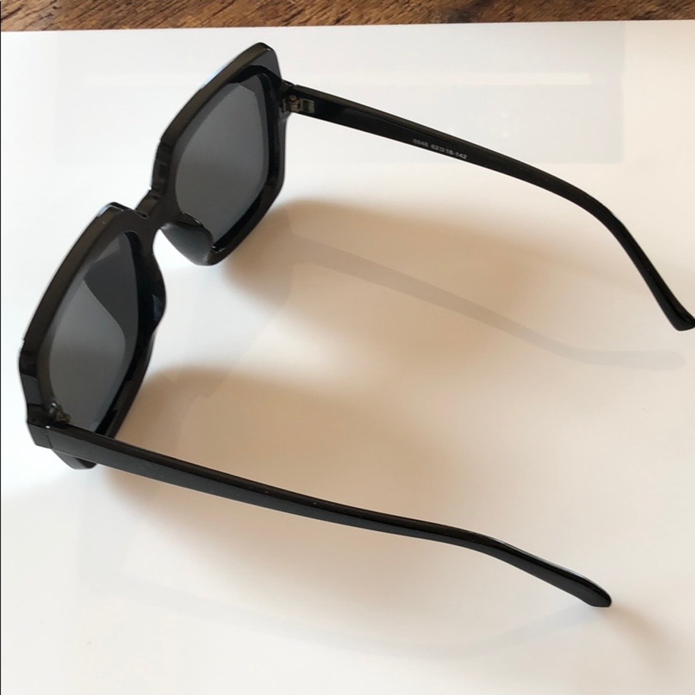 Black frame silver mirrored lens sunglasses - Picture 6 of 8